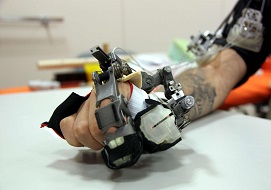 guanto robotico hi tech biot